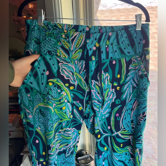 Lilly Pulitzer UPF 50+ Luxletic 28″ Corso Pant (L) - Picture 4 of 8
